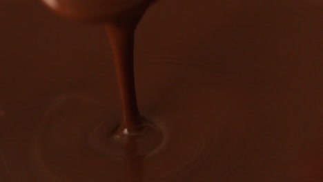 Cuchara-Moviéndose-En-Chocolate-Derretido