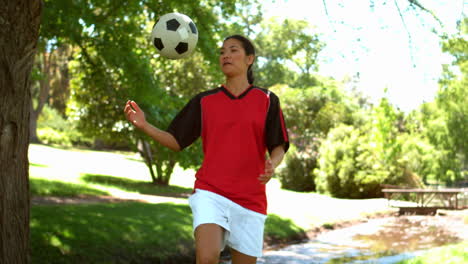 Niña-Jugando-Al-Fútbol-En-El-Parque