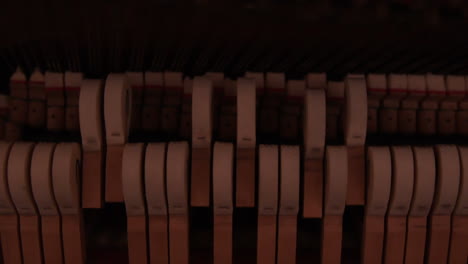Martillos-De-Piano-Golpeando-Cuerdas