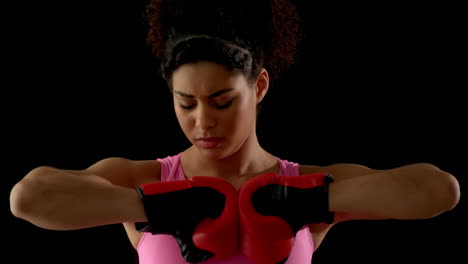 Mujer-En-Forma-En-Rosa-Con-Guantes-De-Boxeo