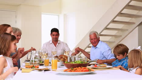 Familia-Extendida-Dando-Las-Gracias-Antes-De-La-Cena