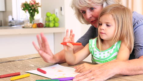 Abuela-Coloreando-Con-Su-Nieta