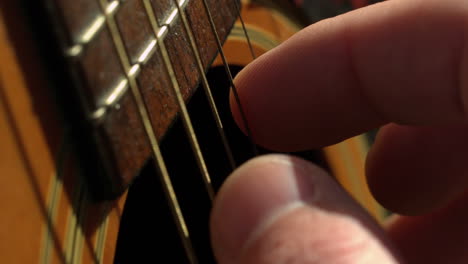 Finger-Klimpern-Auf-Gitarrensaiten