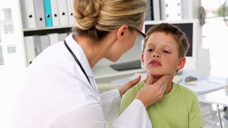 Médico-Revisando-Las-Glándulas-De-Los-Niños-Pequeños