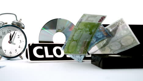 Euro-Banknoten-Fallen-Neben-Videoband-Wecker-Und-Geschlossenem-Schild