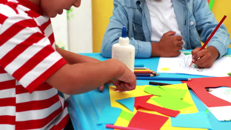 Lindos-Niños-Pequeños-Teniendo-Tiempo-De-Arte-En-El-Aula.