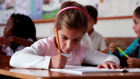 Little-girl-colouring-in-the-classroom