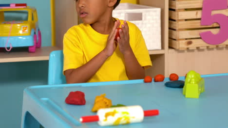 Lindos-Niños-Jugando-Con-Plastilina-En-El-Aula