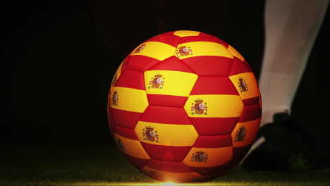 Footballspieler-Tritt-Den-Ball-Mit-Der-Spanischen-Flagge
