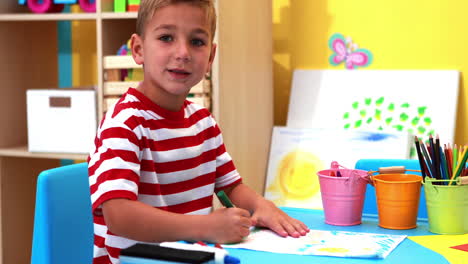 Lindo-Niño-Pequeño-Para-Colorear-En-El-Aula