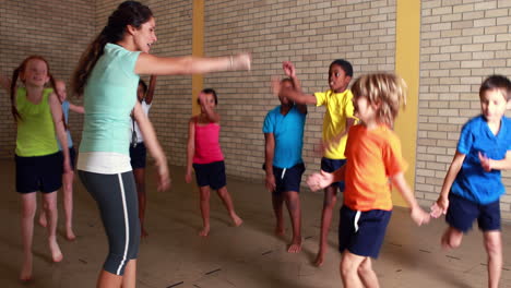 Profesora-De-Educación-Física-Con-Sus-Alumnos