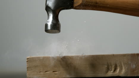 Hammer-Schlägt-Einen-Nagel-In-Ein-Holzbrett