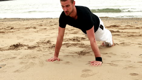 Hombre-En-Forma-Haciendo-Flexiones