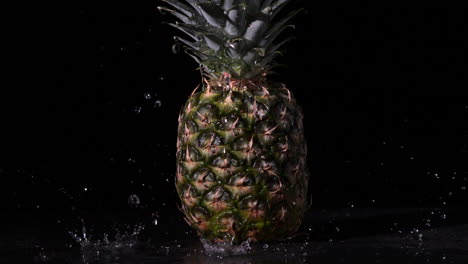 Wasser-Regnet-Auf-Ananas-Auf-Schwarzem-Hintergrund