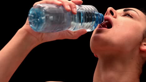 Fitte-Junge-Frau-Trinkt-Wasser