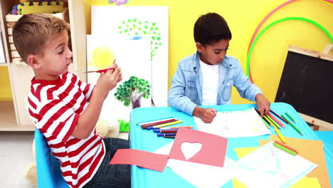 Lindos-Niños-Pequeños-Teniendo-Tiempo-De-Arte-En-El-Aula.