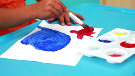 Lindo-Niño-Pintando-En-La-Mesa-En-El-Aula