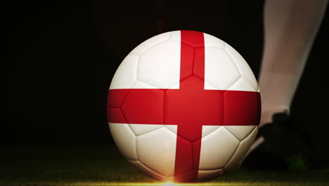 Footballspieler-Kickt-Den-Ball-Mit-Der-Englischen-Flagge