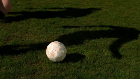 Jugador-De-Fútbol-Controlando-El-Balón-En-El-Campo.