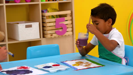 Süße-Kleine-Jungs-Malen-Am-Tisch-Im-Klassenzimmer