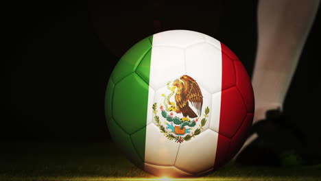 Footballspieler-Kickt-Mexiko-Flagge-Ball