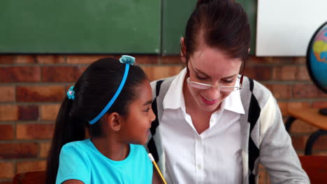 Profesor-Ayudando-A-Una-Niña-Durante-La-Clase.