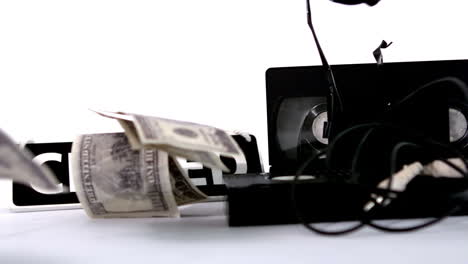 Dollar-Fallen-Neben-Film-Videokassetten-Und-Geschlossen-Schild