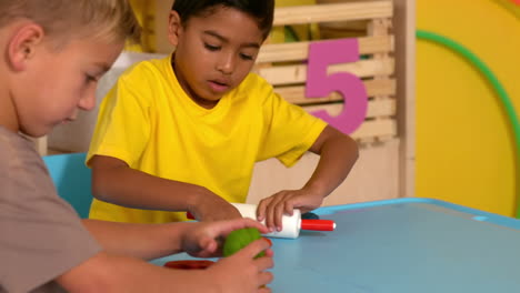 Süße-Kleine-Jungs-Spielen-Mit-Modelliermasse-Im-Klassenzimmer