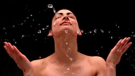 Una-Mujer-Joven-Y-Bonita-Salpicándose-La-Cara-Con-Agua