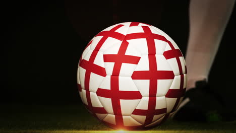 Footballspieler-Kickt-Den-Ball-Mit-Der-Englischen-Flagge