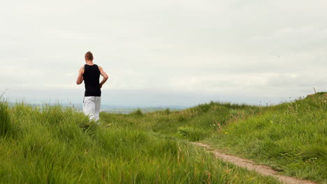 Hombre-En-Forma-Corriendo-Por-Las-Dunas-De-Arena