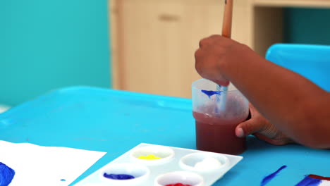 Lindos-Niños-Pequeños-Pintando-En-La-Mesa-En-El-Aula