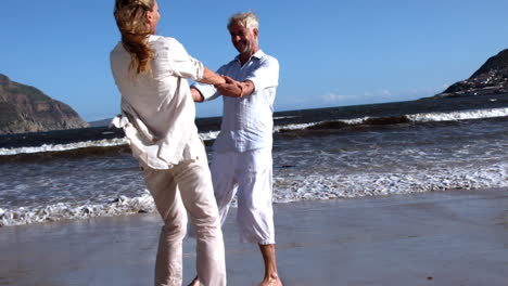 Pareja-Despreocupada-Dando-Vueltas-En-La-Playa