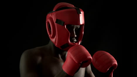 Duro-Boxeador-Golpeando-Con-Guantes-Rojos