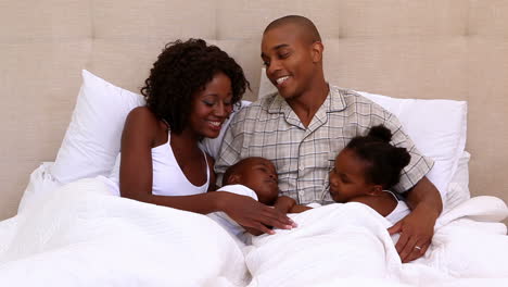 Glückliche-Junge-Familie-Zusammen-Im-Bett