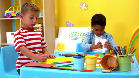 Süße-Kleine-Jungs-Machen-Gemeinsam-Kunst-Im-Klassenzimmer