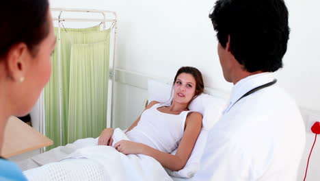 Arzt-Und-Krankenschwester-Untersuchen-Kranken-Patienten-Im-Bett