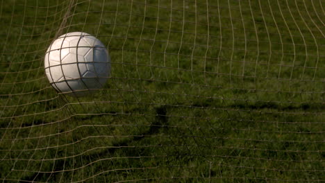 Fútbol-Golpeando-El-Fondo-De-La-Red