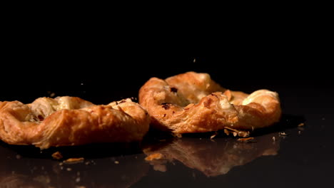 Merienda-De-Pastelería-Cayendo-Sobre-Fondo-Negro