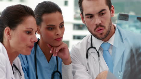 Medical-team-looking-at-x-ray-together