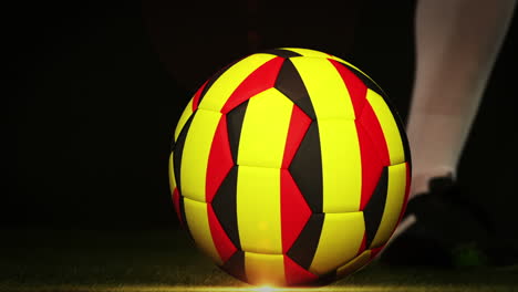 Football-Spieler-Kickt-Belgische-Flagge-Ball