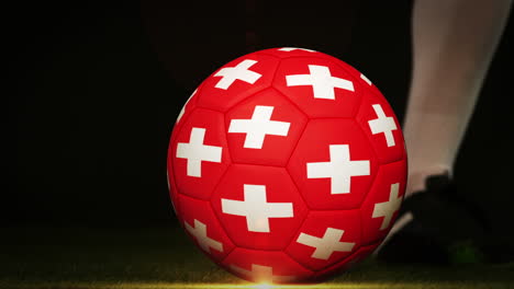 Footballspieler-Kickt-Den-Ball-Mit-Der-Schweizer-Flagge