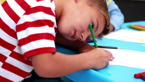 Süße-Kleine-Jungs-Beim-Ausmalen-Im-Klassenzimmer