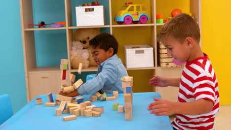 Lindos-Niños-Jugando-Con-Bloques-De-Construcción-En-La-Mesa-En-El-Aula