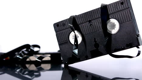 Videoband-Fällt-Und-Hüpft-Auf-Weißem-Hintergrund
