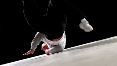 Coole-Junge-Breakdancer-Tanzen-Auf-Schwarzem-Hintergrund