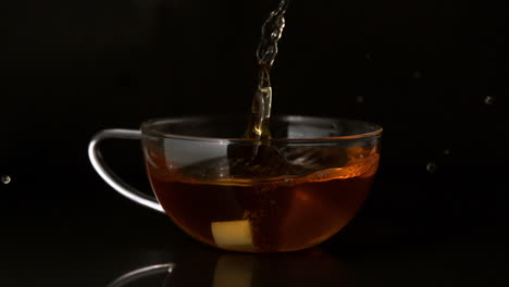 Zuckerwürfel-Fällt-In-Eine-Tasse-Tee