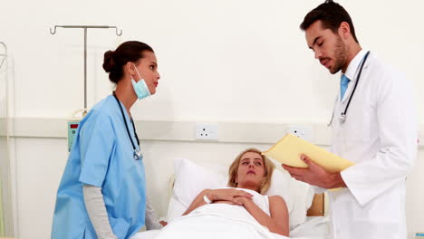 Ärzteteam-Untersucht-Kranken-Patienten-Im-Bett