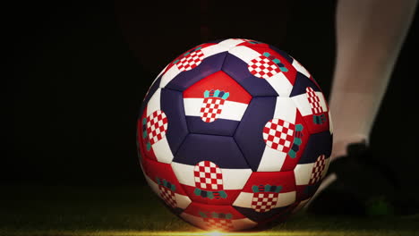 Football-Spieler-Kickt-Kroatien-Flagge-Ball