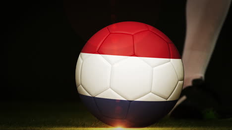 Footballspieler-Kickt-Den-Ball-Mit-Der-Niederländischen-Flagge